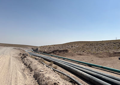 اجرای لوله های پلی اتیلن دفنی کارخانه تغلیظ چاه فیروزه