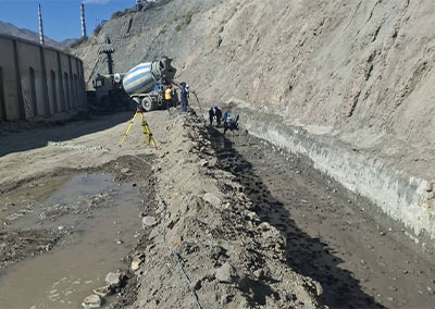 اجرای کانال جمع آوری و هدایت آب های سطحی کارخانه فلوتاسیون سرباره مجتمع مس سرچشمه