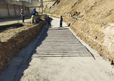 اجرای کانال جمع آوری و هدایت آب های سطحی کارخانه فلوتاسیون سرباره مجتمع مس سرچشمه