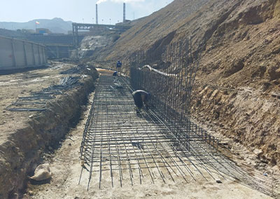 اجرای کانال جمع آوری و هدایت آب های سطحی کارخانه فلوتاسیون سرباره مجتمع مس سرچشمه